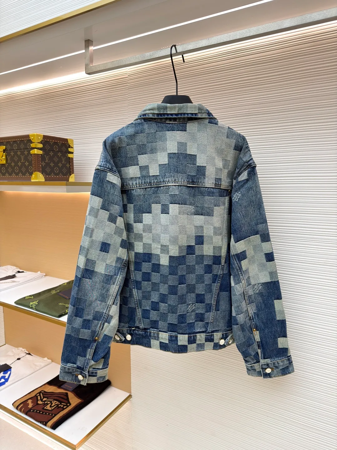 LOUIS VUITTON mosaic denim jacket ●Authentic product: purchased and developed by 13939 ●Item number: 1680240-C05 ●Fabric: denim fabric ●Technology: embossed embossing ●Version: fitted version ●Weight: about 1060 grams ●Size: 30-32-34-36 ●Description: Integrating Monogram embossed pockets into a casual workwear silhouette, it can create a trendy look with the same style of overalls, or it can be mixed and matched with separate items to explore more fashion possibilities. Positioned panel splicing design, slightly distressed, washed blue, square nails with lettering under the left sleeve, decorative zipper, snap buttons at the front, standard cut version, casual style, suitable for both men and women. Original goods, washed casual jeans, imported original washed stretch fabric, comfortable and elastic, original hardware accessories decorated with logo, super correct fit, extremely high grade, high quality, fashionable and stylish upper body. The overall wiring is straight and delicate, the fabric is comfortable and soft, and the color is consistent without color difference. It can be matched with the same style to create a fashionable look and control various occasions. Customized accessories, complete with three standards, same style for men and women!